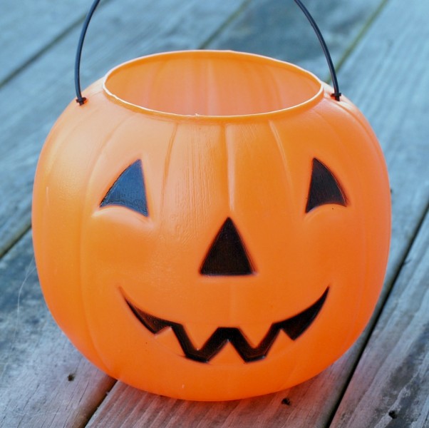 Plastic Pumpkin Bucket Makeover - White Lights on Wednesday