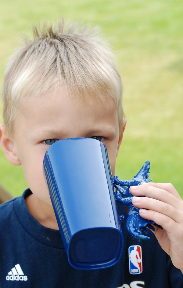 Use inexpensive plastic tumblers and plastic dinosaurs to make these awesome DIY Dinosaur Handle Cups!