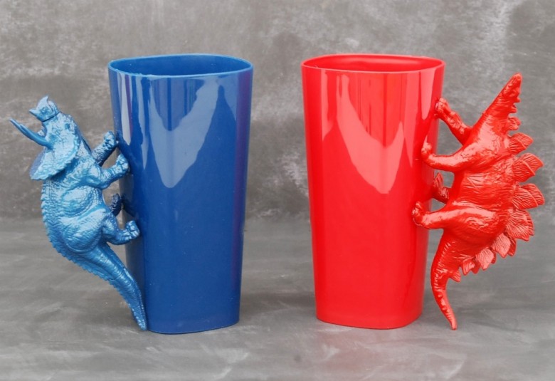 Use inexpensive plastic tumblers and plastic dinosaurs to make these awesome DIY Dinosaur Handle Cups!