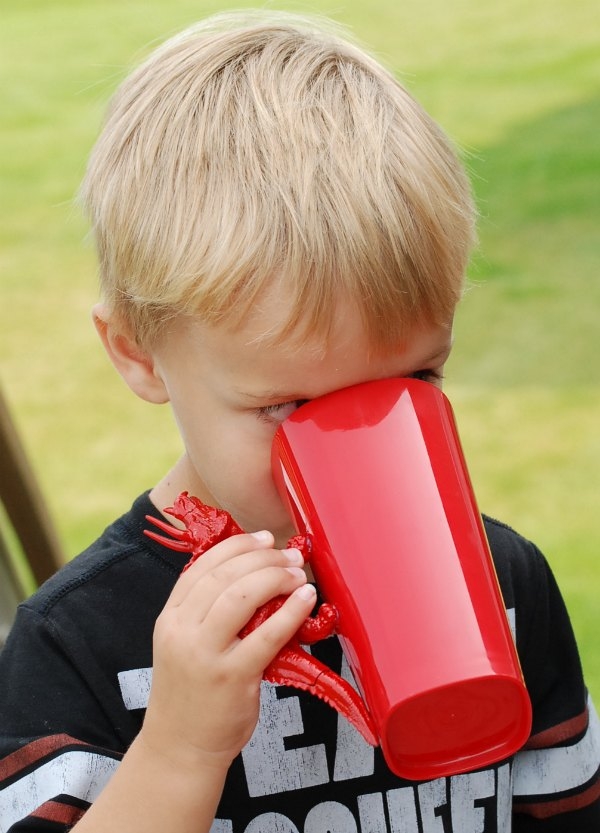 Use inexpensive plastic tumblers and plastic dinosaurs to make these awesome DIY Dinosaur Handle Cups!