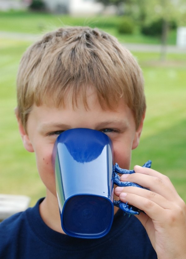 Use inexpensive plastic tumblers and plastic dinosaurs to make these awesome DIY Dinosaur Handle Cups!