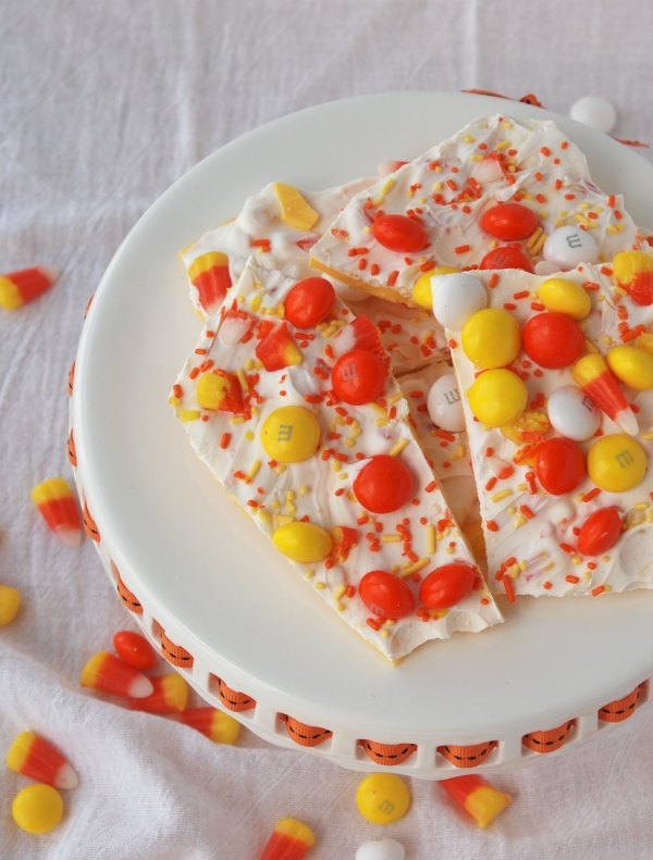 Candy Corn Bark is a sweet, delicious treat that literally anyone can make in minutes. Fun, festive and EASY -- my kind of treat!