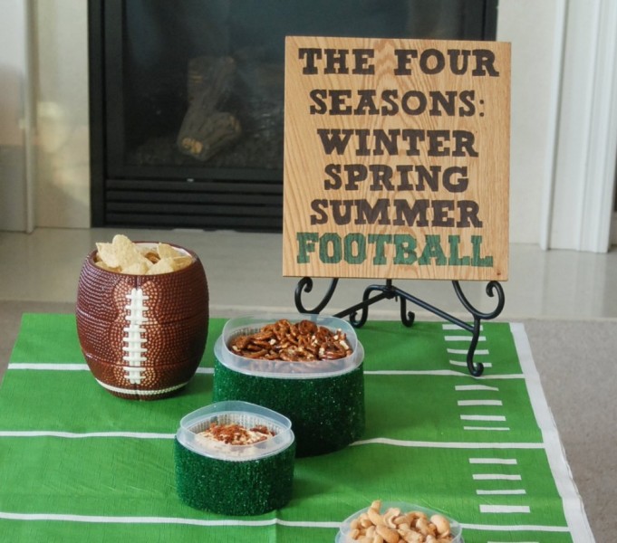 Use Sharpie Markers to make an awesome wooden sign for the big game! #RubbermaidSharpie #PMedia #ad