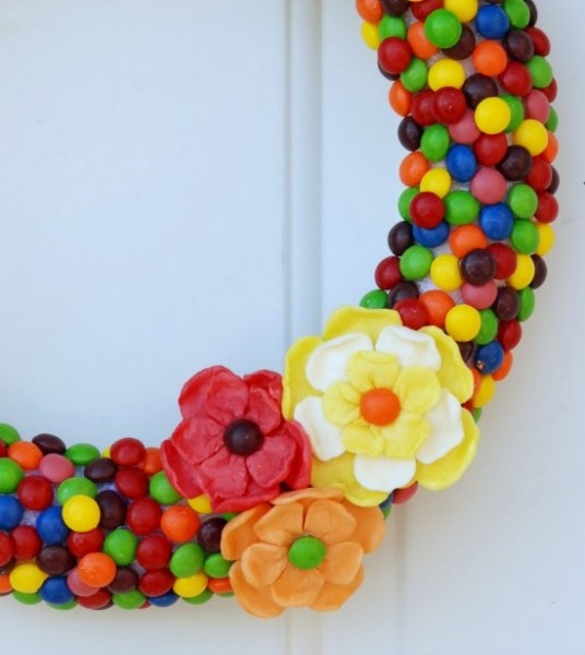 Make a spring wreath out of Skittles, with flowers made out of Starbursts. How awesome is this?? #CollectiveBias #shop