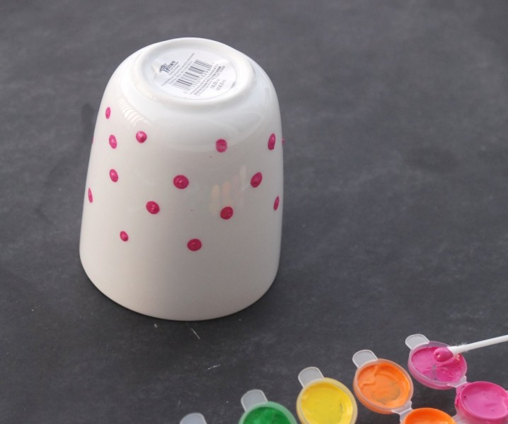 Make a super easy, adorable mug with just Q-tips and enamel paint! This would make a great gift!
