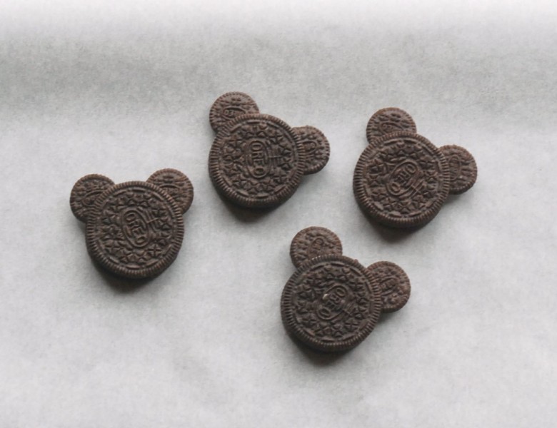 Mickey Mouse Oreo Pops -- these could not be cuter, and they are so easy to make!