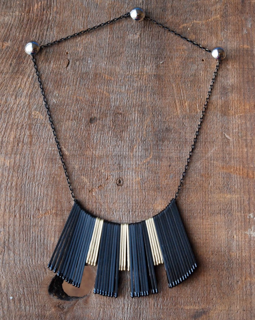 Make this gorgeous necklace in about 5 minutes with just a simple chain and bobby pins!