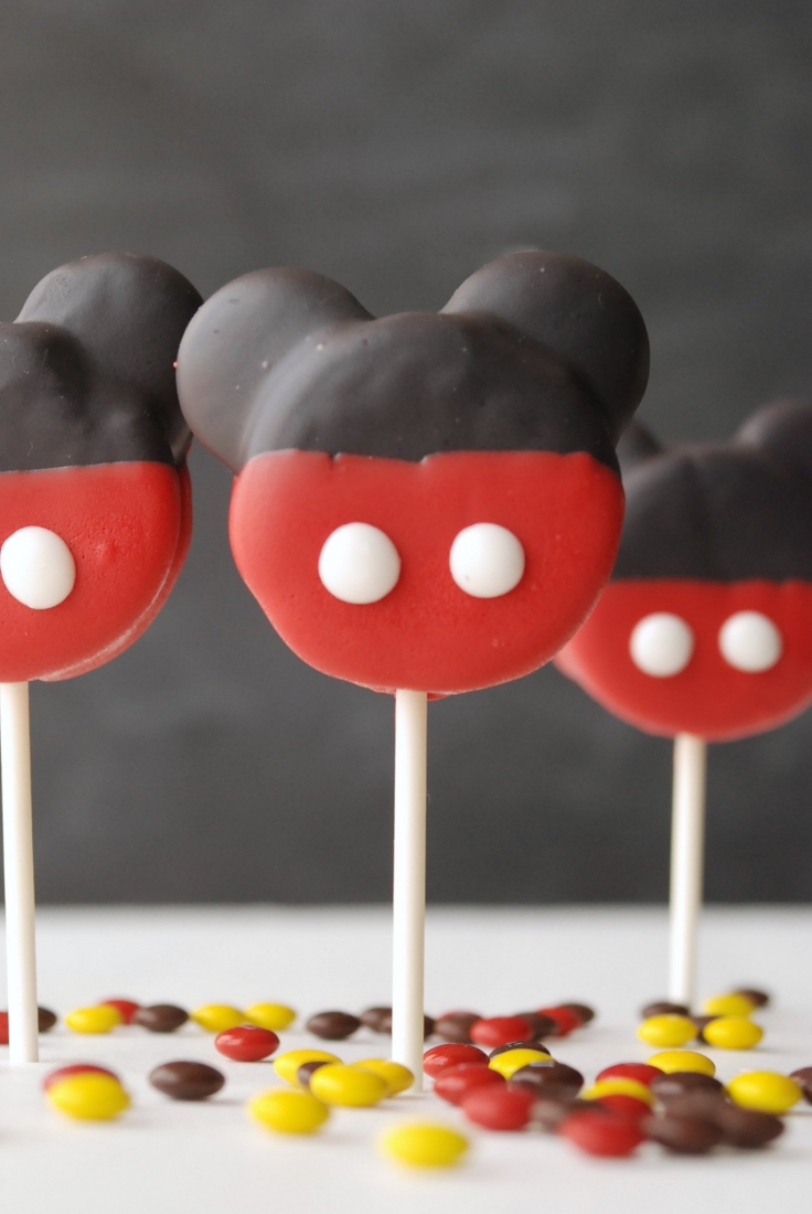 Mickey Mouse Oreo Pops -- these could not be cuter, and they are so easy to make!