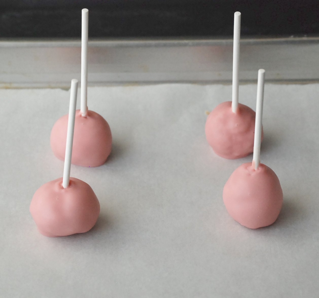 This is a genius way to make cake pops - no mess, no fuss, and most ...