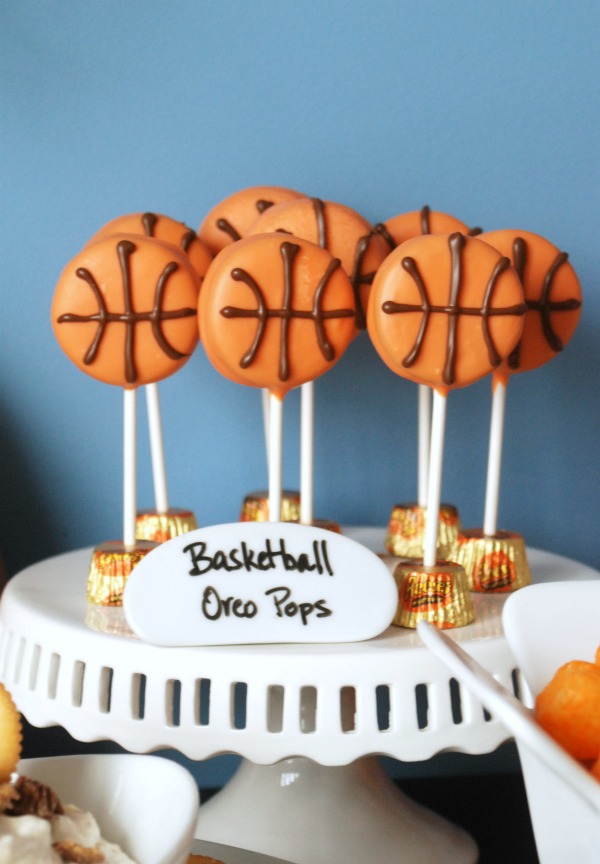 Spring is such a fun time for basketball parties -- this one is full of quick, fun and easy ideas. And it includes a recipe for Slam Dunk Reese's Peanut Butter Cup Dip! Um, ok!! #EasyBracketParty #ad