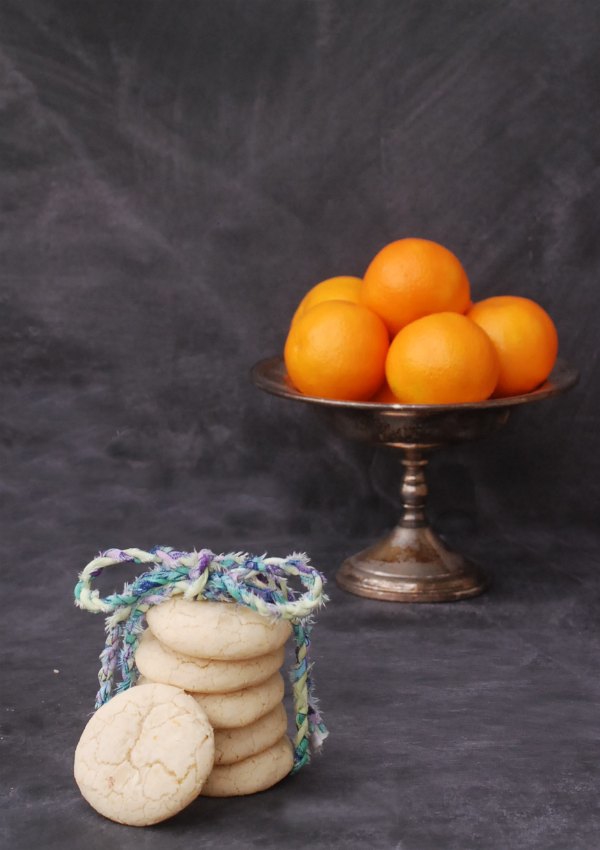 These clementine crinkle cookies are so delicious and easy to make. Pin now for a quick and easy dessert later!