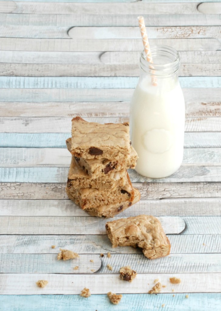 These cinnamon chocolate chip blondies are an easy, delicious alternative to chocolate chip cookies! #ChocolateHistory #IC #ad