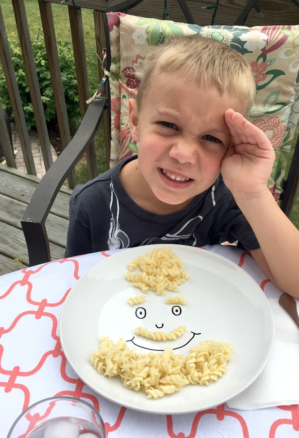 These DIY Play With Your Food Plates are so cute -- my kids would love making little faces with these with their food!! #BacktoPlay #CollectiveBias #ad