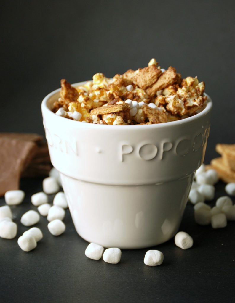 S'mores popcorn: Chocolate-drizzled popcorn mixed with marshmallows and graham cracker pieces. So easy and so delicious!