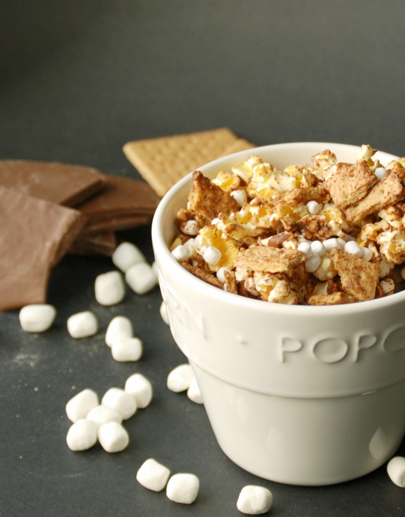 S'mores popcorn: Chocolate-drizzled popcorn mixed with marshmallows and graham cracker pieces. So easy and so delicious!