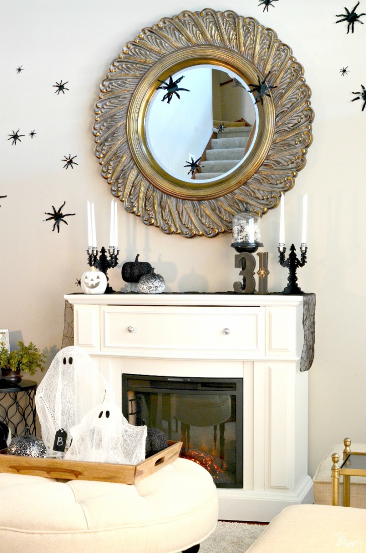 Halloween decor doesn't always have to be traditional orange and black. I love this simple yet elegant mantel!